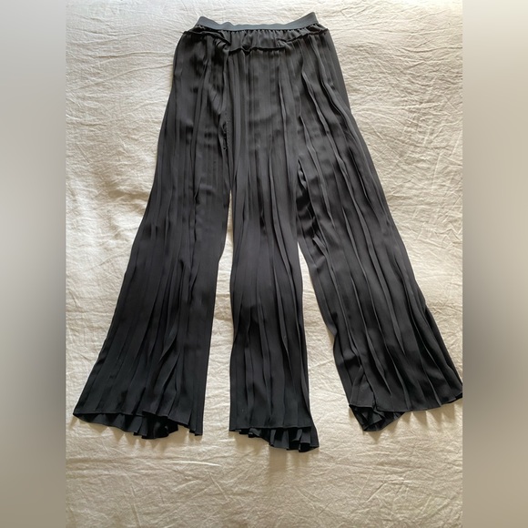 BCMG pleated black skirt with slits on both sides, in perfect condition - Picture 3 of 3